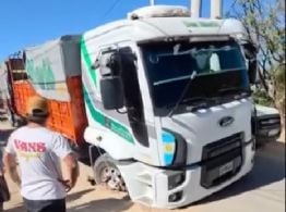 Se hundió un camión en una calle de Valle Viejo
