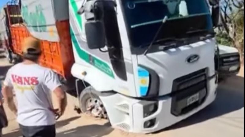 Se hundió un camión en una calle de Valle Viejo