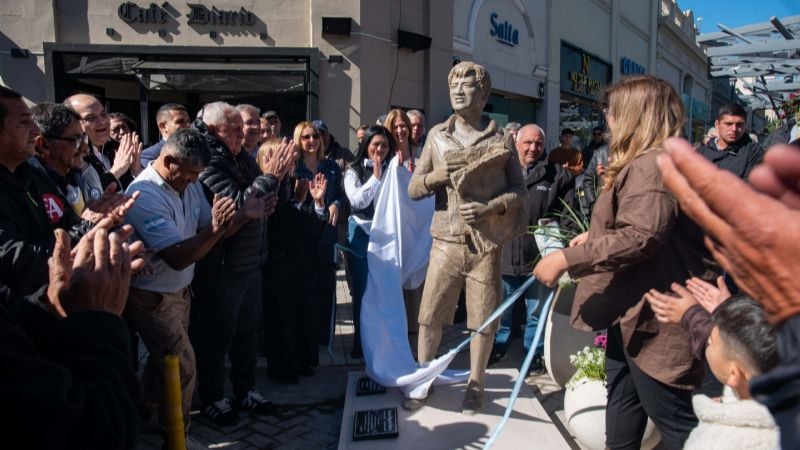 Emotivo homenaje: el canillita Ramón “Cacho” Iturre volvió a su histórica esquina