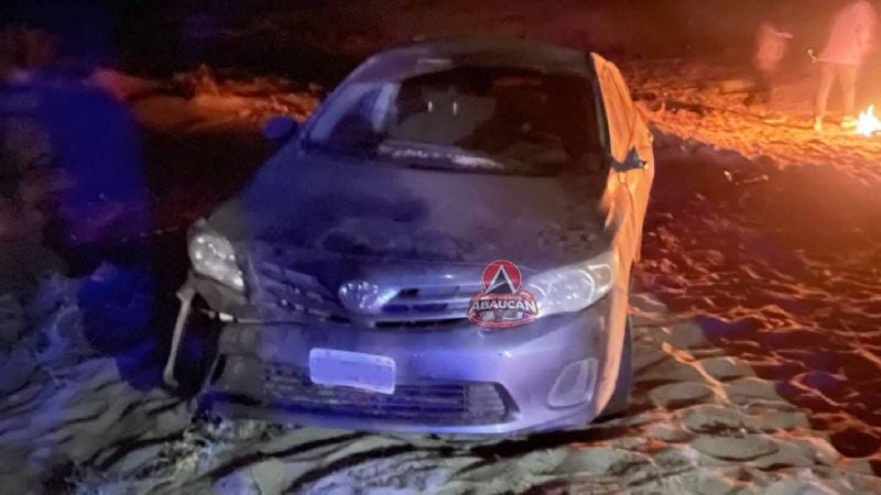 Violento vuelco camino a Palo Blanco: un Toyota Corolla terminó destruido al costado de la ruta