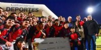 DEFENSORES DE ESQUIÚ con el cheque de los 5 millones de pesos otorgados al campeón, por la Secretaría de Deportes de la Provincia.