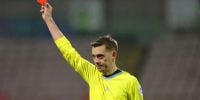 El árbitro Clement Turpint muestra la roja a Bastoni durante el repechaje entre Italia y Bosnia.