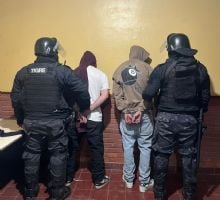 Intentaron escapar de la Policía y terminaron detenidos con droga y un auto secuestrado