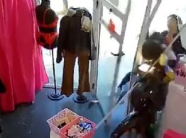 Aprendía a manejar una moto, perdió el control y terminó incrustada dentro de un local