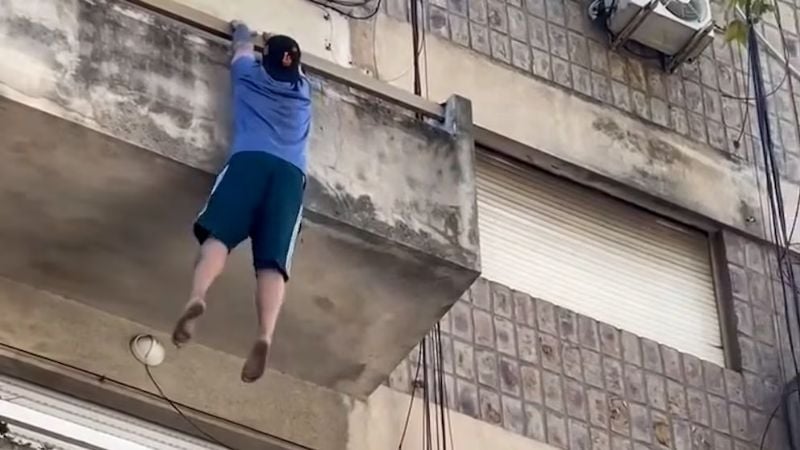 Cayó desde un cuarto piso y salvó su vida gracias a un patrullero