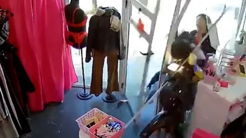 Aprendía a manejar una moto, perdió el control y terminó incrustada dentro de un local