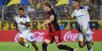 Colidio lleva el balón perseguido por Di María, en Rosario, durante el último duelo de Central con River, en Rosario.