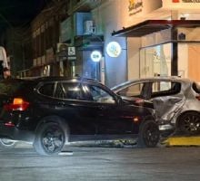 Chocaron dos autos y uno casi termina dentro de una panadería