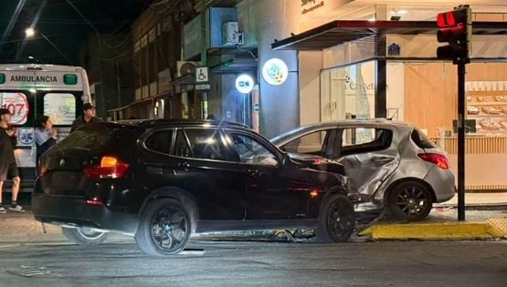 Chocaron dos autos y uno casi termina dentro de una panadería
