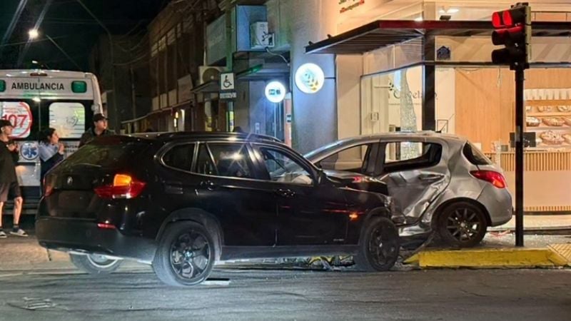 Chocaron dos autos y uno casi termina dentro de una panadería