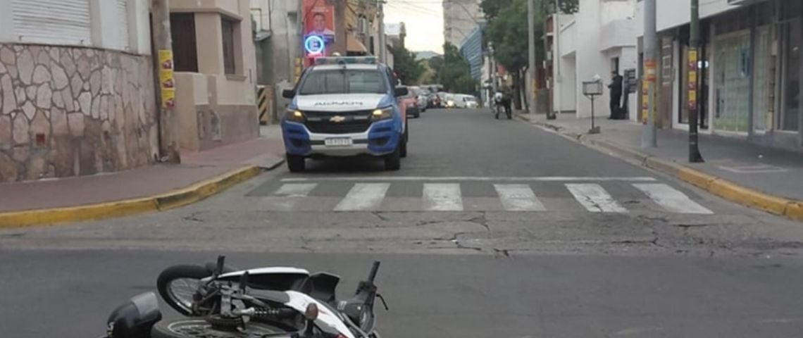 Chocaron dos motos en pleno centro y un conductor escapó