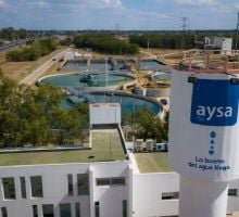 El Gobierno puso en marcha la venta de AySA y busca un operador privado para el servicio de agua