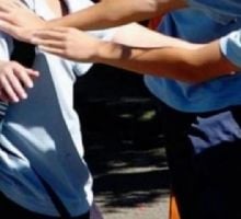 Pánico en colegio: dos alumnos se enfrentaron a cuchilladas