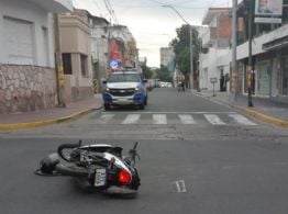 Chocaron dos motos en pleno centro y un conductor escapó