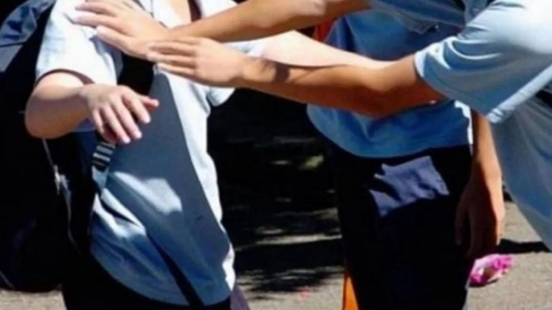 Pánico en colegio: dos alumnos se enfrentaron a cuchilladas
