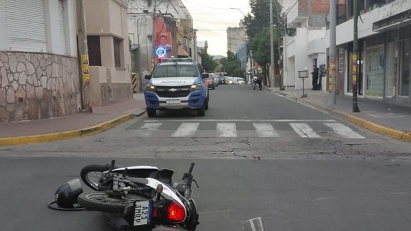Chocaron dos motos en pleno centro y un conductor escapó