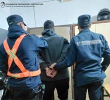 Iba caminando y un delincuente intentó robarle la mochila