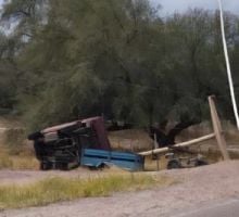 Volcó una camioneta y derribó un poste del tendido eléctrico