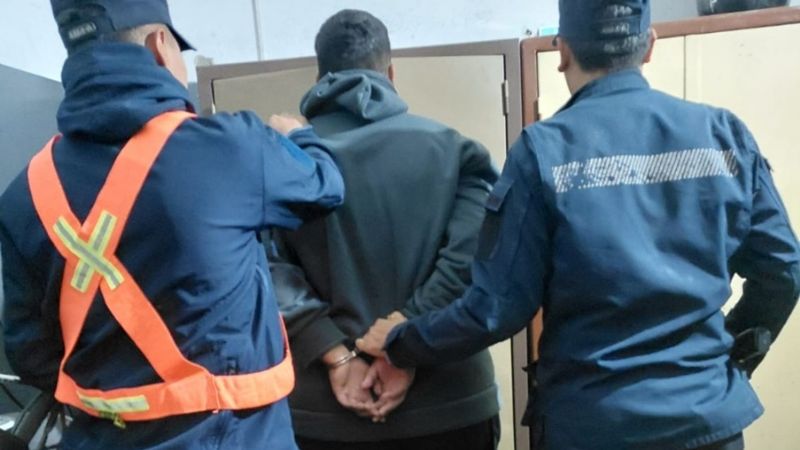 Iba caminando y un delincuente intentó robarle la mochila