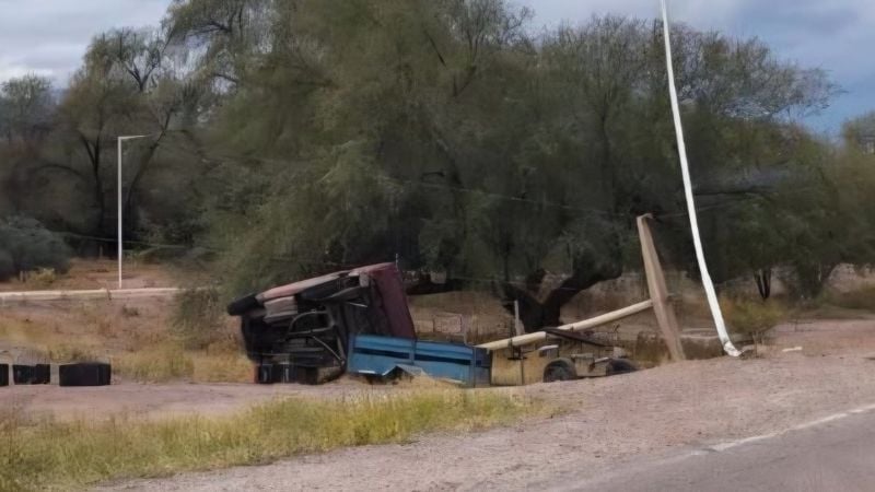 Volcó una camioneta y derribó un poste del tendido eléctrico