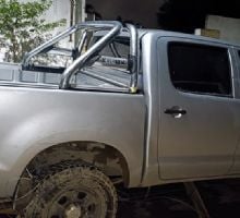 En estado de ebriedad chocó contra un alambrado y dejó la camioneta abandonada