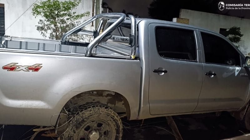 En estado de ebriedad chocó contra un alambrado y dejó la camioneta abandonada
