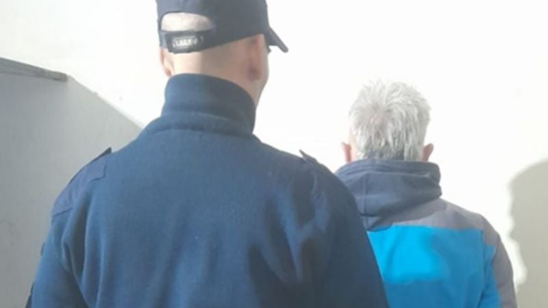 En estado de ebriedad chocó contra un alambrado y dejó la camioneta abandonada