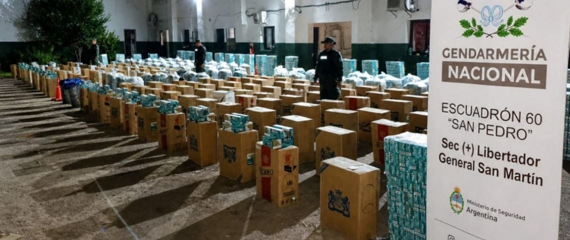 Secuestran miles de cigarrillos y cientos de kilos de hojas de coca ocultos en encomiendas