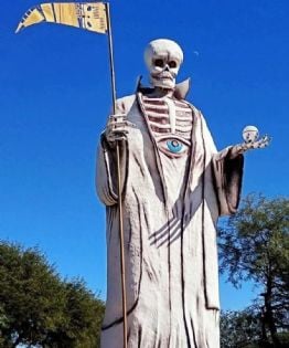Gigantesca estatua de San La Muerte desata una fuerte polémica en Santiago del Estero