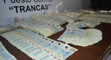 Vajaba en colectivo con casi 160 millones de pesos ocultos en una mochila