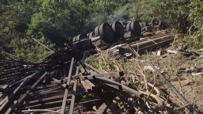 Precaución en la Cuesta del Totoral: volcó un camión y trabajan equipos de emergencia