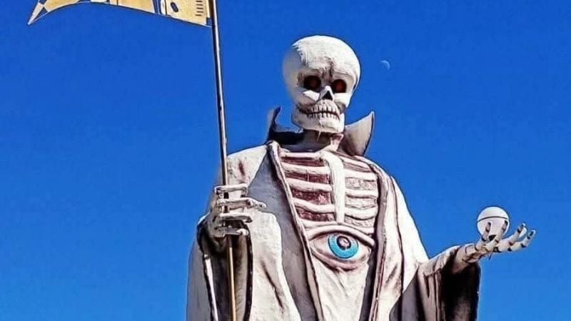 Gigantesca estatua de San La Muerte desata una fuerte polémica en Santiago del Estero