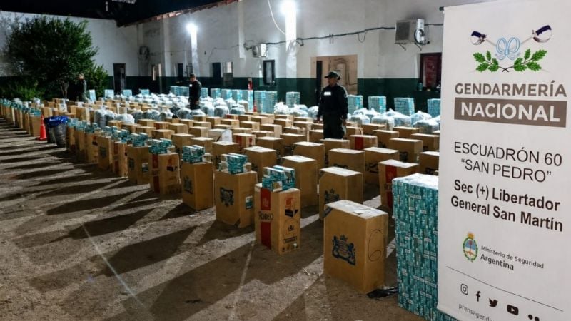 Secuestran miles de cigarrillos y cientos de kilos de hojas de coca ocultos en encomiendas
