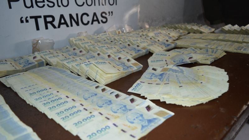 Vajaba en colectivo con casi 160 millones de pesos ocultos en una mochila