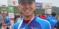 CON LA MEDALLA de Campeón Argentino de MTB por parejas; Samuel Mallador exhiber orgulloso su logro.