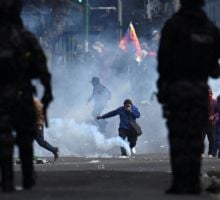 Polémica por el envío de gases lacrimógenos desde Argentina a Bolivia en vuelos oficiales