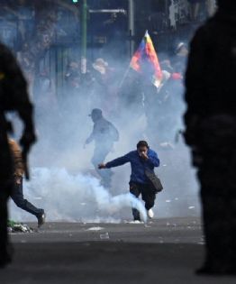 Polémica por el envío de gases lacrimógenos desde Argentina a Bolivia en vuelos oficiales