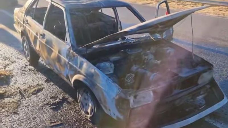 Pérdidas totales: iba a trabajar y su auto ardió en llamas