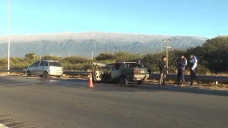 Pérdidas totales: iba a trabajar y su auto ardió en llamas