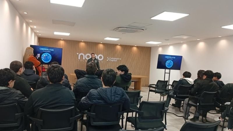 Policías brindaron una charla de prevención sobre ciberdelitos