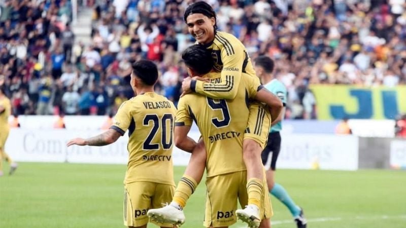 Boca ganó en Santiago y llegó a la cima