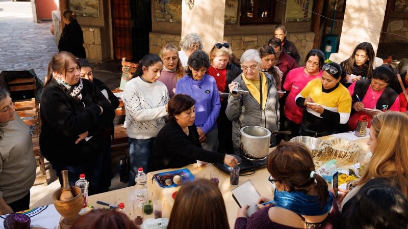 Saberes ancestrales y recursos naturales convocaron a artesanos textiles en Casa de la Puna