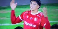 El chileno Maxmiliano Gutiérrez, auntor de otro golazo de tiro libre, para la victoria del 