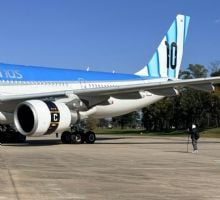 Aerolíneas presentó el avión de Messi y desató la locura de los hinchas