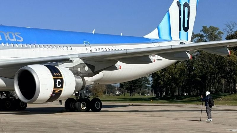 Aerolíneas presentó el avión de Messi y desató la locura de los hinchas