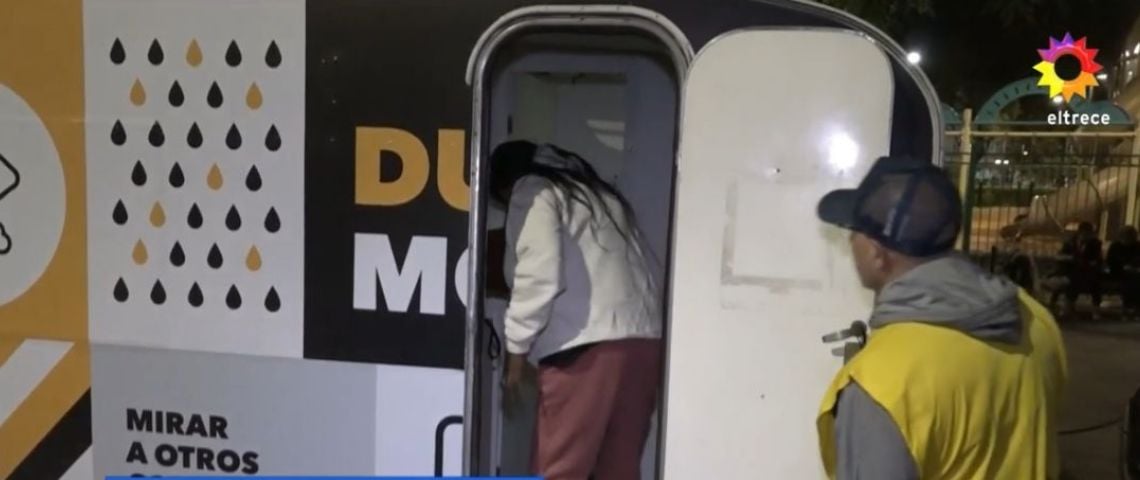 "Baño móvil": Una ducha caliente, un plato de comida y un abrazo que cambia vidas