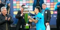 EL CAPITÁN de Belgrano, Lucas Zearayán recibiendo el trofeo de campeón de manos del presidente de la AFA, Claudio Tapia, ante las miradas del gobernador de Córdoba, Martín LLaryora, y el presidente de Belgrano Luis Fabián Artime. 