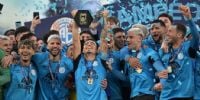 LOS JUGADORES de Belgrano con el trofeo de campeones del fútbol argentino, por primera vez en su historia.