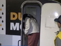 "Baño móvil": Una ducha caliente, un plato de comida y un abrazo que cambia vidas