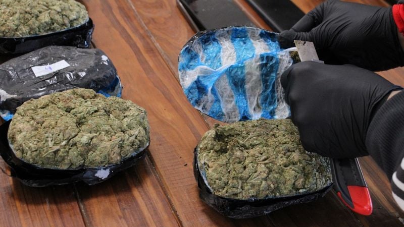 Lo descubrieron por un detalle en la rueda: llevaba marihuana oculta en un doble fondo del auto